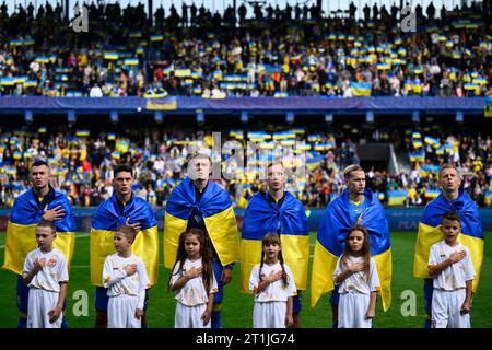 Prag, Tschechische Republik. Oktober 2023. Die ukrainische Mannschaft stellte sich vor dem Gruppenspiel der Qualifikation zur Fußball-Europameisterschaft 2024 auf: Ukraine – Nordmazedonien, Prag, Tschechische Republik, am 14. Oktober 2023. Quelle: Ondrej Deml/CTK Photo/Alamy Live News Stockfoto