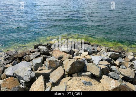 Steine als Wellenbrecher im Berzdorfer See bei Görlitz Stockfoto