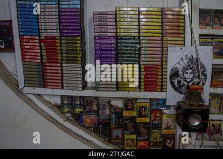 Bantul, Yogyakarta, Indonesien. Oktober 2023. Physische Albumaufnahmen im Kassettenformat werden in einem Musikgeschäft namens Toko Musik Luwes in Bantul ausgestellt. Nach Angaben der Recording Industry Association of America (RIAA) steigen die Einnahmen aus Musik, die vor allem durch Streaming-Dienste, aber auch durch den Verkauf physischer Musikformate angetrieben werden. Der Bericht stellte fest, dass die Einnahmen aus physischen Musikformaten im Laufe der Jahre allmählich gestiegen sind. Der Gesamtumsatz für physische Musik stieg im vergangenen Jahr um 4 Prozent, angetrieben von einem 17-prozentigen Anstieg der Schallplatten. Die physische Veröffentlichung von Musik geht weiter Stockfoto