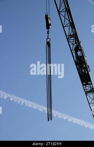 Ausleger eines Baukrans vor einem Kondensstreifen Stockfoto