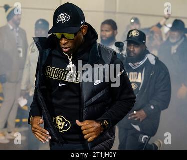 Boulder, CO, USA. Oktober 2023. Der Cheftrainer der Colorado-Büffel Deion Sanders verlässt den Tunnel vor dem Fußballspiel zwischen Colorado und Stanford in Boulder, CO. Derek Regensburger/CSM/Alamy Live News Stockfoto