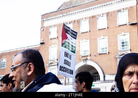 Freier palästinensischer Protest im Stadtzentrum von Exeter - das Schild „End the Israeli Occupation“ gegen die Menschenmenge im Stadtzentrum Stockfoto