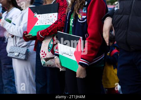 Freier Palästina-Protest im Stadtzentrum von Exeter - Nahaufnahmen von Personen, die ein Gemälde aus der freien palästinensischen Leinwand mit palästinensischer Flagge und Kleidung halten Stockfoto