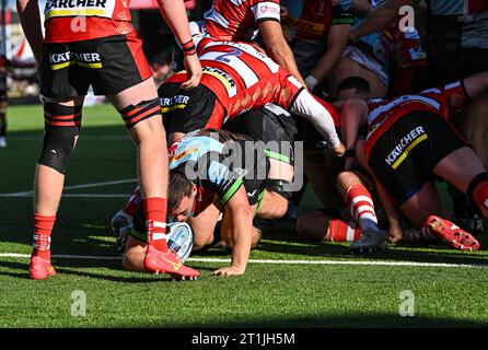 Kingsholm Stadium, Gloucester, Gloucestershire, Großbritannien. Oktober 2023. Gallagher Premiership Rugby, Gloucester gegen Harlequins; in der hinteren Reihe trifft will Evans von Harlequins einen Versuch in der 25. Minute, um es 14-12 zu machen. Credit: Action Plus Sports/Alamy Live News Stockfoto