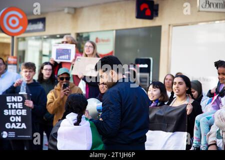 Freier Palästina-Protest im Stadtzentrum von Exeter - Mann und Mädchen protestieren auf Megaphon-Rundgang Stockfoto