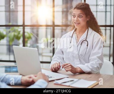 Arztberatung Patientenhände Nahaufnahme. Patient sitzt in der Arztpraxis. Diagnostisches Gesundheitswesen, medizinischer Dienst, Beratung oder Ausbildung, gesund Stockfoto