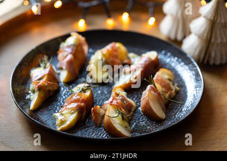Weihnachtskanapees aus Birnen, Blauschimmelkäse und Parmaschinken Stockfoto