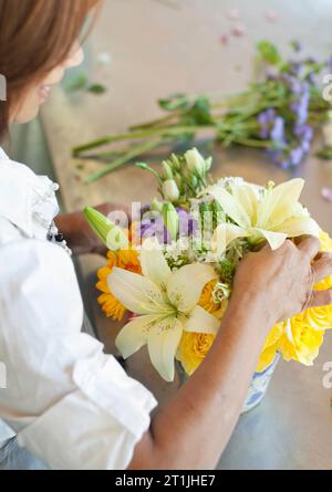 Blumen, Blumenhändler und Hände von Kleinunternehmern, die Blumenprodukte, Qualitätsprüfungen oder Blumenstrauße in einem Geschäft oder Geschäft durchführen. Vereinbarung, Werk und Person oder Stockfoto