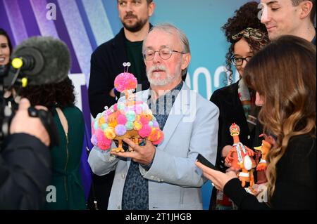 Royal Festival Hall, London, Großbritannien. Oktober 2023. Peter Lord und die Chicken Character Babs nehmen an der Gala für Chicken Run: Dawn of the Nugget des Londoner Bürgermeisters Teil – BFI London Film Festival 2023, London, Großbritannien. Quelle: Siehe Li/Picture Capital/Alamy Live News Stockfoto