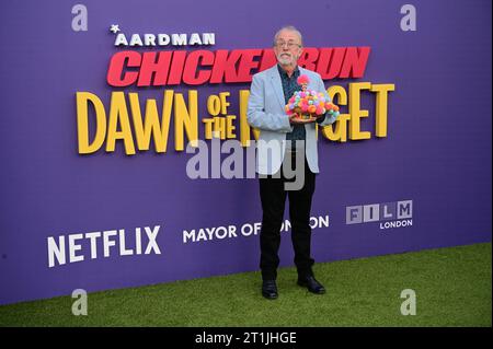 Royal Festival Hall, London, Großbritannien. Oktober 2023. Peter Lord und die Chicken Character Babs nehmen an der Gala für Chicken Run: Dawn of the Nugget des Londoner Bürgermeisters Teil – BFI London Film Festival 2023, London, Großbritannien. Quelle: Siehe Li/Picture Capital/Alamy Live News Stockfoto