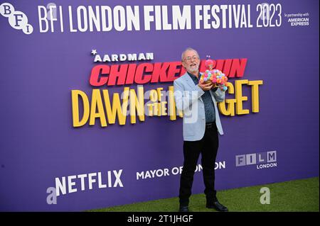 Royal Festival Hall, London, Großbritannien. Oktober 2023. Peter Lord und die Chicken Character Babs nehmen an der Gala für Chicken Run: Dawn of the Nugget des Londoner Bürgermeisters Teil – BFI London Film Festival 2023, London, Großbritannien. Quelle: Siehe Li/Picture Capital/Alamy Live News Stockfoto