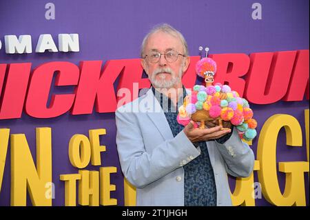 Royal Festival Hall, London, Großbritannien. Oktober 2023. Peter Lord und die Chicken Character Babs nehmen an der Gala für Chicken Run: Dawn of the Nugget des Londoner Bürgermeisters Teil – BFI London Film Festival 2023, London, Großbritannien. Quelle: Siehe Li/Picture Capital/Alamy Live News Stockfoto