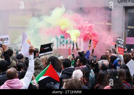 London, UK, 14. Oktober 2023. Pro-palästinensischer marsch zieht Tausende nach Zentral-London, die Menschen schwenkten palästinensische Flaggen und forderten Israel auf, die Bombardierung des Gazastreifens einzustellen. Flares wurden in den palästinensischen Farben abgelassen. Quelle: Monica Wells/A;amy Live News Stockfoto