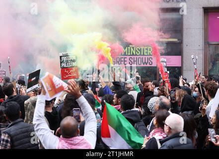 London, UK, 14. Oktober 2023. Pro-palästinensischer marsch zieht Tausende nach Zentral-London, die Menschen schwenkten palästinensische Flaggen und forderten Israel auf, die Bombardierung des Gazastreifens einzustellen. Flares wurden in den palästinensischen Farben abgelassen. Quelle: Monica Wells/A;amy Live News Stockfoto