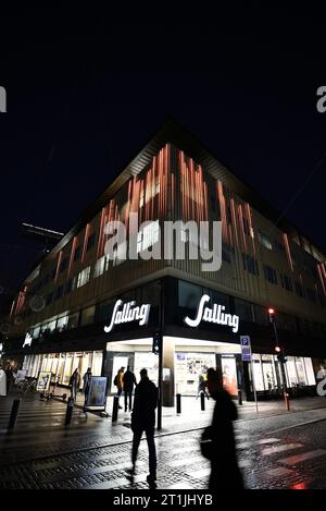 Zentrum an einem geschäftigen Tag mit vielen Fußgängern in einer Mondnacht im Sommer Stockfoto