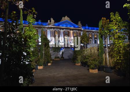 Toulouse, Frankreich. Oktober 2023. Terroranschläge in Israel. Das Kapitol leuchtet blau und weiß. Nach seiner Reaktion gestern auf die Angriffe in Israel und angesichts der Tatsache, dass Toulouse seit über 60 Jahren mit Tel Aviv verbunden ist, hat Jean-Luc Moudenc, Bürgermeister von Toulouse, gebeten, die Fassade des Kapitols ab heute Abend blau-weiß zu beleuchten. Frankreich, Toulouse 14. Oktober 2023. Foto: Patricia Huchot-Boissier/ABACAPRESS.COM Credit: Abaca Press/Alamy Live News Stockfoto