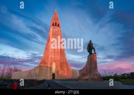Die lutherische Pfarrkirche Hallgrimskirkja ist die größte Kirche im Zentrum der Innenstadt von Reykjavik im isländischen Sommer Stockfoto