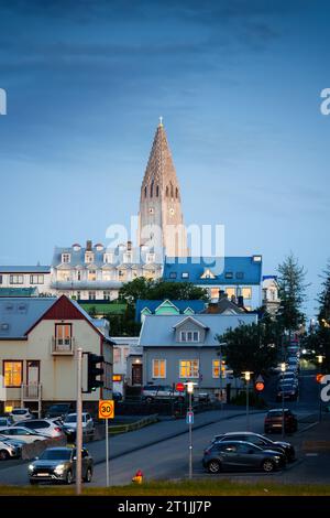 Architektur des Kirchturms Hallgrimskirkja lutherische Pfarrkirche ist die größte Kirche des städtischen Dorfes im Morgengrauen im Zentrum von Reykjavik, Island Stockfoto