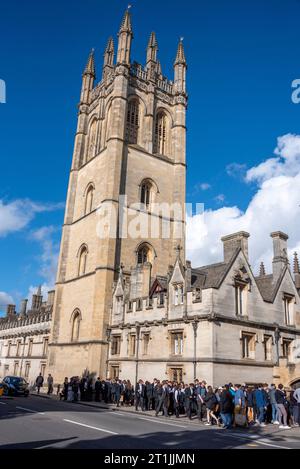 Oxford, Großbritannien, 14. Oktober 2023. Oxford University Freshers in weißen Krawatten und Kleidern stehen an, um nach ihrer Immatrikulationszeremonie auf dem Cherwell vor dem Magdalen College zu jagen. Quelle: Martin Anderson/Alamy Live News Stockfoto