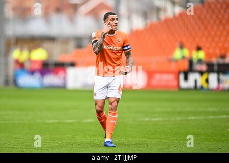 Oliver Norburn #6 von Blackpool gibt seinem Team Anweisungen während des Spiels Blackpool gegen Stevenage in der Sky Bet League 1 in Bloomfield Road, Blackpool, Großbritannien, 14. Oktober 2023 (Foto: Craig Thomas/News Images) Stockfoto