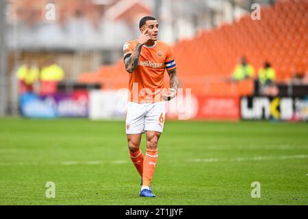 Oliver Norburn #6 von Blackpool gibt seinem Team Anweisungen während des Spiels Blackpool gegen Stevenage in der Sky Bet League 1 in Bloomfield Road, Blackpool, Großbritannien, 14. Oktober 2023 (Foto: Craig Thomas/News Images) in, am 14. Oktober 2023. (Foto: Craig Thomas/News Images/SIPA USA) Credit: SIPA USA/Alamy Live News Stockfoto