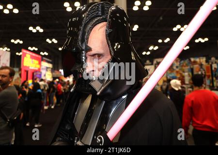 Ein Cosplayer in Darth Vader, der Anakin Skywalker aus Star Wars enthüllt, besucht die New York Comic Con 2023 im Jacob Javits Center am 13. Oktober 2023 in New York City. (Foto: Gordon Donovan) Stockfoto