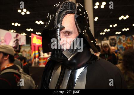 Ein Cosplayer in Darth Vader, der Anakin Skywalker aus Star Wars enthüllt, besucht die New York Comic Con 2023 im Jacob Javits Center am 13. Oktober 2023 in New York City. (Foto: Gordon Donovan) Stockfoto