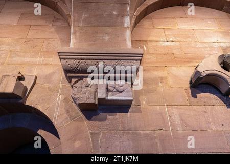 Hauptstädte in Trifels Castle. Im Pfälzerwald oberhalb der südpfälzischen Stadt Annweiler. Wasgau, Rheinland-Pfalz, Deutschland, Europa Stockfoto