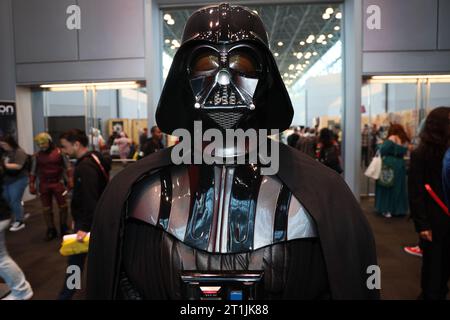 Ein Cosplayer in Darth Vader von Star Wars besucht die New York Comic Con 2023 am 13. Oktober 2023 im Jacob Javits Center in New York City. (Foto: Gordon Donovan) Stockfoto