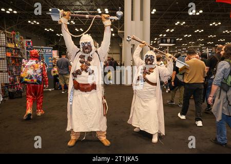 Cosplayer aus Star Wars, verkleidet als Tusken Raiders, besucht die New York Comic Con 2023 am 13. Oktober 2023 im Jacob Javits Center in New York City. (Foto: Gordon Donovan) Stockfoto