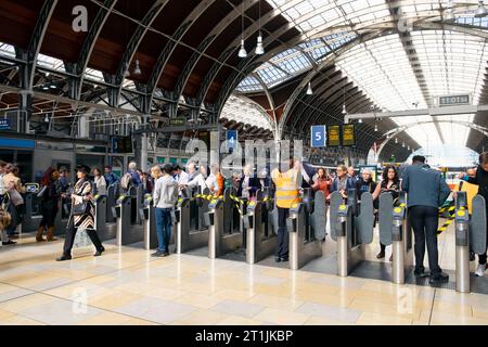 Passagiere Reisende, die durch Schranken am Fahrkartenautomaten fahren, wenn sie Züge und Bahnsteige verlassen, an der Paddington Station London UK 2023 KATHY DEWITT Stockfoto