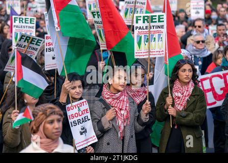 Demonstranten während einer Demonstration der Solidaritätskampagne in Schottland in Edinburgh. Bilddatum: Samstag, 14. Oktober 2023. Stockfoto