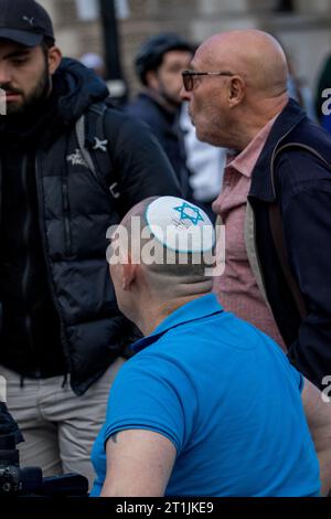Westminster, London, Großbritannien. Oktober 2023. Oppositionsgruppen protestieren in Zentral-London als Reaktion auf die anhaltende Krise zwischen Israel und Hamas im Gazastreifen. Israel erklärte, dass nach dem Angriff der Hamas auf Israel am vergangenen Wochenende ein Kriegszustand zwischen den beiden Regionen besteht, bei dem mehr als 1000 israelische Männer, Frauen und Kinder ums Leben kamen. Diejenigen, die Palästina unterstützen, sind besorgt über die Reaktion des israelischen Militärs. Quelle: Newspics UK London/Alamy Live News Stockfoto