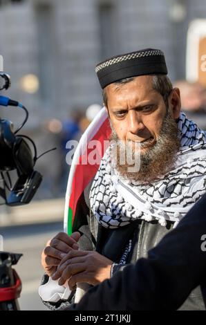 Westminster, London, Großbritannien. Oktober 2023. Oppositionsgruppen protestieren in Zentral-London als Reaktion auf die anhaltende Krise zwischen Israel und Hamas im Gazastreifen. Israel erklärte, dass nach dem Angriff der Hamas auf Israel am vergangenen Wochenende ein Kriegszustand zwischen den beiden Regionen besteht, bei dem mehr als 1000 israelische Männer, Frauen und Kinder ums Leben kamen. Diejenigen, die Palästina unterstützen, sind besorgt über die Reaktion des israelischen Militärs. Quelle: Newspics UK London/Alamy Live News Stockfoto