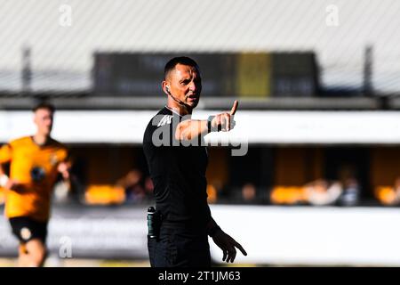 Schiedsrichter Scott Tallis (Match-Schiedsrichter) Gesten während des Spiels der Sky Bet League 1 zwischen Cambridge United und Shrewsbury Town im R Costs Abbey Stadium, Cambridge am Samstag, den 14. Oktober 2023. (Foto: Kevin Hodgson | MI News) Credit: MI News & Sport /Alamy Live News Stockfoto