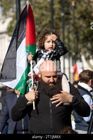 Westminster, London, Großbritannien. Oktober 2023. Oppositionsgruppen protestieren in Zentral-London als Reaktion auf die anhaltende Krise zwischen Israel und Hamas im Gazastreifen. Israel erklärte, dass nach dem Angriff der Hamas auf Israel am vergangenen Wochenende ein Kriegszustand zwischen den beiden Regionen besteht, bei dem mehr als 1000 israelische Männer, Frauen und Kinder ums Leben kamen. Diejenigen, die Palästina unterstützen, sind besorgt über die Reaktion des israelischen Militärs. Quelle: Newspics UK London/Alamy Live News Stockfoto