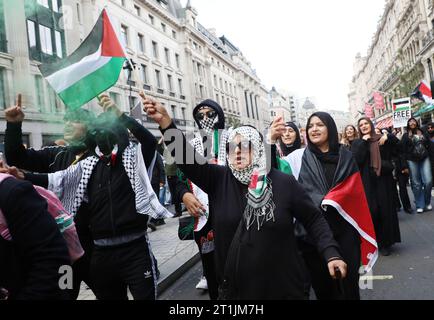 London, Großbritannien. Oktober 2023. Pro-palästinensische Unterstützer marschieren durch Zentral-London und fordern Frieden in Gaza und ein Ende der israelischen Bombardements in London am Samstag, den 14. Oktober 2023. Foto: Hugo Philpott/UPI Credit: UPI/Alamy Live News Stockfoto