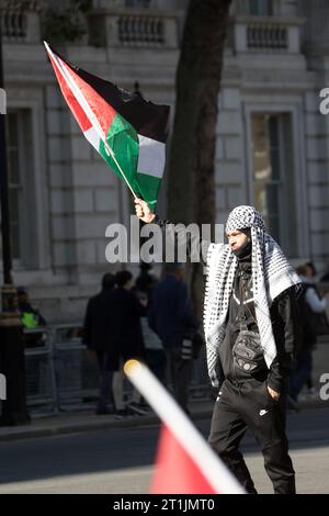 Westminster, London, Großbritannien. Oktober 2023. Oppositionsgruppen protestieren in Zentral-London als Reaktion auf die anhaltende Krise zwischen Israel und Hamas im Gazastreifen. Israel erklärte, dass nach dem Angriff der Hamas auf Israel am vergangenen Wochenende ein Kriegszustand zwischen den beiden Regionen besteht, bei dem mehr als 1000 israelische Männer, Frauen und Kinder ums Leben kamen. Diejenigen, die Palästina unterstützen, sind besorgt über die Reaktion des israelischen Militärs. Quelle: Newspics UK London/Alamy Live News Stockfoto
