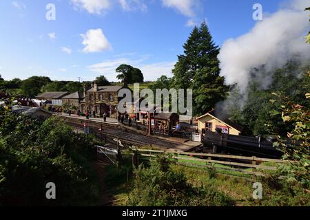 Die LMS Class 5 No. 5428 „Eric Treacy“ kommt während ihrer Gala zum 50. Jubiläum an der Station Goathland an der North Yorkshire Moors Railway an. Stockfoto