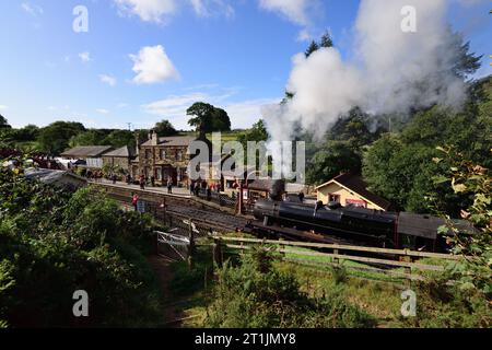 Die LMS Class 5 No. 5428 „Eric Treacy“ kommt während ihrer Gala zum 50. Jubiläum an der Station Goathland an der North Yorkshire Moors Railway an. Stockfoto