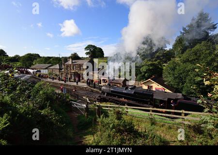 Die LMS Class 5 No. 5428 „Eric Treacy“ kommt während ihrer Gala zum 50. Jubiläum an der Station Goathland an der North Yorkshire Moors Railway an. Stockfoto