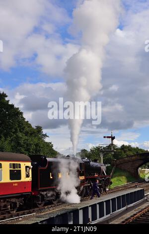 Mit Sicherheitsventilen, die die LMS Klasse 5 Nr. 5428 anheben, wartet „Eric Treacy“ auf die Verlassen der Goathland-Station an der North Yorkshire Moors Railway. Stockfoto