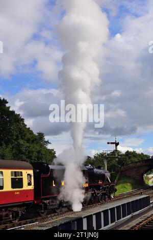 Mit Sicherheitsventilen, die die LMS Klasse 5 Nr. 5428 anheben, wartet „Eric Treacy“ auf die Verlassen der Goathland-Station an der North Yorkshire Moors Railway. Stockfoto