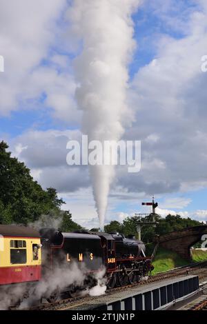 Mit Sicherheitsventilen, die die LMS Klasse 5 Nr. 5428 anheben, wartet „Eric Treacy“ auf die Verlassen der Goathland-Station an der North Yorkshire Moors Railway. Stockfoto