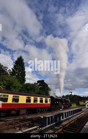 Mit Sicherheitsventilen, die die LMS Klasse 5 Nr. 5428 anheben, wartet „Eric Treacy“ auf die Verlassen der Goathland-Station an der North Yorkshire Moors Railway. Stockfoto