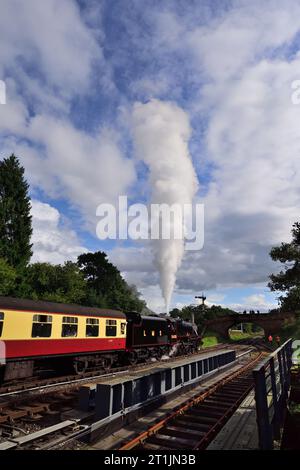 Mit Sicherheitsventilen, die die LMS Klasse 5 Nr. 5428 anheben, wartet „Eric Treacy“ auf die Verlassen der Goathland-Station an der North Yorkshire Moors Railway. Stockfoto