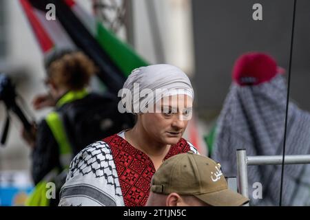 Westminster, London, Großbritannien. Oktober 2023. Oppositionsgruppen protestieren in Zentral-London als Reaktion auf die anhaltende Krise zwischen Israel und Hamas im Gazastreifen. Israel erklärte, dass nach dem Angriff der Hamas auf Israel am vergangenen Wochenende ein Kriegszustand zwischen den beiden Regionen besteht, bei dem mehr als 1000 israelische Männer, Frauen und Kinder ums Leben kamen. Diejenigen, die Palästina unterstützen, sind besorgt über die Reaktion des israelischen Militärs. Quelle: Newspics UK London/Alamy Live News Stockfoto
