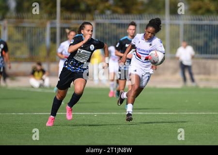 Martina Di Bari von Napoli Femminile tritt am 14. Oktober 2023 in Cercola (NA), Italien, um den Ball mit Tatiey Cristina Sena das Neves von Sampdoria Women an Stockfoto