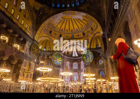 Istanbul, Türkei - 17. Oktober 2022: Innere der Hagia Sophia. Die große Moschee und früher die Kirche sind ein beliebtes Ziel unter Pilgern Stockfoto