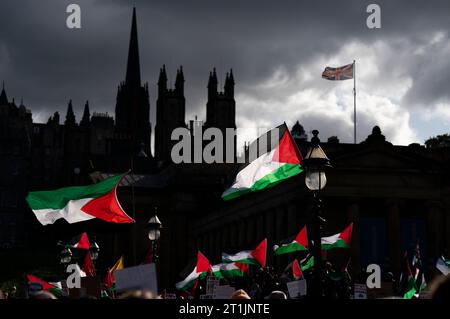 Demonstranten während einer Demonstration der Solidaritätskampagne in Schottland in Edinburgh. Bilddatum: Samstag, 14. Oktober 2023. Stockfoto